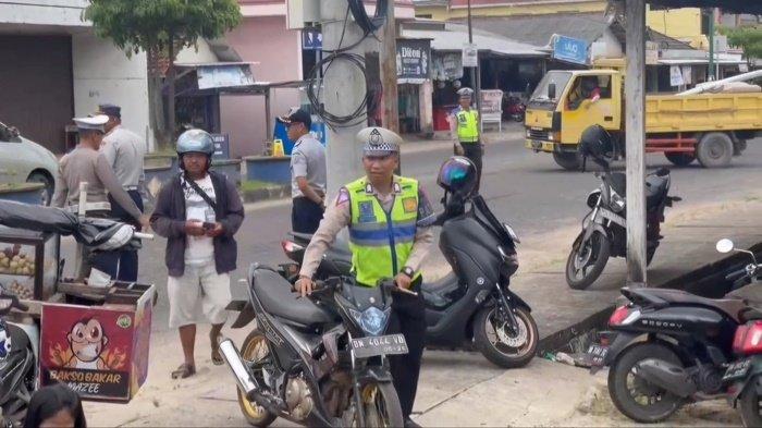 Razia gabungan yang dilakukan oleh pihak kepolisian di Bangka Selatan baru-baru ini berhasil menjaring puluhan pengendara kendaraan bermotor yang melanggar berbagai aturan lalu lintas. Kegiatan ini tidak hanya bertujuan untuk menegakkan hukum, tetapi juga untuk meningkatkan kesadaran masyarakat akan pentingnya keselamatan berkendara. Dalam razia ini, berbagai pelanggaran terdeteksi, mulai dari tidak menggunakan helm hingga surat-surat kendaraan yang tidak lengkap. Artikel ini akan membahas lebih dalam mengenai razia gabungan ini, dampaknya bagi masyarakat, serta langkah-langkah yang diambil oleh pihak berwenang untuk meningkatkan kesadaran berkendara di kalangan pengguna jalan. 1. Latar Belakang Razia Lalu Lintas Razia lalu lintas merupakan salah satu upaya yang dilakukan oleh kepolisian untuk menertibkan pengguna jalan dan memastikan bahwa semua pengendara mematuhi peraturan yang berlaku. Di Bangka Selatan, pelaksanaan razia ini menjadi sangat penting mengingat tingginya angka kecelakaan lalu lintas yang sering terjadi akibat pelanggaran. Banyak pengendara yang masih mengabaikan keselamatan, seperti tidak mengenakan helm atau tidak memiliki SIM. Razia gabungan ini melibatkan berbagai instansi, termasuk Dinas Perhubungan dan Satpol PP, sehingga memberikan sinergi dalam penegakan hukum. Dengan melibatkan banyak pihak, diharapkan razia ini dapat berjalan lebih efektif dan memberikan dampak yang lebih luas bagi masyarakat. Selain itu, kegiatan ini juga menjadi sarana untuk menyampaikan edukasi kepada masyarakat tentang pentingnya mematuhi peraturan lalu lintas. Dalam pelaksanaannya, razia ini dilakukan di beberapa titik strategis yang dianggap rawan pelanggaran. Pihak kepolisian juga menggunakan berbagai metode untuk menarik perhatian pengendara, seperti spanduk dan sosialisasi langsung. Dengan pendekatan yang lebih humanis, diharapkan masyarakat tidak hanya merasa tertekan, tetapi juga memahami pentingnya keselamatan berkendara. Melalui razia ini, diharapkan terjadi perubahan perilaku di kalangan pengendara. Kesadaran akan keselamatan dan kepatuhan terhadap aturan diharapkan dapat menurun angka pelanggaran dan kecelakaan di jalan raya. Kegiatan ini merupakan bagian dari upaya jangka panjang untuk menciptakan budaya tertib berlalu lintas di masyarakat. 2. Proses Pelaksanaan Razia Pelaksanaan razia gabungan di Bangka Selatan dilakukan dengan sangat terencana. Pihak kepolisian telah melakukan survei sebelumnya untuk menentukan lokasi-lokasi yang dianggap rawan pelanggaran. Setelah lokasi ditentukan, petugas mulai mempersiapkan semua perlengkapan yang diperlukan, termasuk alat pendeteksi pelanggaran dan dokumen untuk tilang. Ketika razia dimulai, petugas dibagi menjadi beberapa tim untuk memeriksa kendaraan secara acak. Setiap pengendara yang melintas akan diperiksa kelengkapan kendaraan dan dokumen seperti SIM, STNK, dan kelengkapan keselamatan berkendara. Proses ini dilakukan dengan cepat untuk menghindari kemacetan yang lebih parah di jalan. Selama razia, petugas juga memberikan edukasi kepada pengendara mengenai pentingnya mematuhi aturan lalu lintas. Mereka menjelaskan konsekuensi dari pelanggaran dan memberikan tips untuk berkendara dengan aman. Hal ini bertujuan agar pengendara tidak hanya merasa tertekan, tetapi juga memahami pentingnya keselamatan di jalan. Setelah razia selesai, pihak kepolisian melakukan evaluasi terhadap hasil yang dicapai. Data pelanggaran yang tercatat akan dianalisis untuk menentukan langkah selanjutnya dalam penegakan hukum dan edukasi masyarakat. Dengan demikian, razia tidak hanya menjadi kegiatan seremonial, tetapi juga bagian dari strategi jangka panjang untuk meningkatkan kesadaran berlalu lintas. 3. Jenis Pelanggaran yang Ditemukan Dalam razia gabungan ini, pihak kepolisian menemukan berbagai jenis pelanggaran yang dilakukan oleh pengendara. Salah satu pelanggaran yang paling umum adalah tidak menggunakan helm saat berkendara sepeda motor. Meskipun sudah ada peraturan yang jelas mengenai kewajiban penggunaan helm, masih banyak pengendara yang mengabaikannya. Selain itu, banyak pengendara yang tidak memiliki SIM atau membawa SIM yang sudah kadaluarsa. Hal ini menunjukkan kurangnya kesadaran akan pentingnya memiliki dokumen yang sah saat berkendara. Pihak kepolisian juga menemukan pengendara yang menggunakan kendaraan tanpa dilengkapi STNK, yang merupakan pelanggaran serius karena dapat mengakibatkan masalah hukum di kemudian hari. Pelanggaran lain yang terdeteksi adalah penggunaan ponsel saat berkendara. Meskipun banyak yang mengetahui bahwa tindakan ini berbahaya, masih banyak yang melakukannya. Penggunaan ponsel dapat mengalihkan perhatian pengendara dari jalan, sehingga meningkatkan risiko kecelakaan. Razia ini juga berhasil menindak kendaraan yang tidak memenuhi syarat teknis, seperti kendaraan yang tidak dilengkapi dengan lampu atau rem yang berfungsi dengan baik. Penegakan hukum terhadap pelanggaran ini sangat penting untuk menjaga keselamatan di jalan raya. Dengan menindak tegas pelanggaran-pelanggaran ini, diharapkan masyarakat dapat lebih menyadari pentingnya mematuhi aturan lalu lintas. 4. Dampak Razia bagi Masyarakat Dampak dari razia gabungan ini cukup signifikan bagi masyarakat. Pertama, kegiatan ini meningkatkan kesadaran masyarakat akan pentingnya mematuhi peraturan lalu lintas. Banyak pengendara yang sebelumnya tidak memperhatikan keselamatan berkendara mulai menyadari bahwa tindakan mereka dapat membahayakan diri sendiri dan orang lain. Kedua, razia ini juga memberikan efek jera bagi pelanggar. Dengan adanya penindakan langsung, diharapkan pengendara akan lebih berhati-hati dan mematuhi aturan yang ada. Hal ini penting untuk menciptakan budaya tertib berlalu lintas yang berkelanjutan di masyarakat. Ketiga, razia gabungan ini menjadi ajang untuk sosialisasi mengenai keselamatan berkendara. Pihak kepolisian tidak hanya menindak pelanggar, tetapi juga memberikan informasi dan edukasi tentang cara berkendara yang aman. Dengan cara ini, masyarakat diharapkan tidak hanya takut akan sanksi, tetapi juga memahami pentingnya keselamatan. Akhirnya, razia ini juga dapat mengurangi angka kecelakaan lalu lintas di Bangka Selatan. Dengan meningkatnya kesadaran dan kepatuhan masyarakat, diharapkan angka kecelakaan dapat menurun. Hal ini akan membawa dampak positif bagi keselamatan jalan raya dan kesehatan masyarakat secara keseluruhan. 5. Peran Pihak Berwenang dalam Meningkatkan Kesadaran Pihak berwenang memiliki peran yang sangat penting dalam meningkatkan kesadaran masyarakat akan keselamatan berkendara. Salah satu langkah yang diambil adalah dengan rutin melakukan razia lalu lintas. Melalui kegiatan ini, mereka dapat langsung berinteraksi dengan masyarakat dan memberikan edukasi tentang pentingnya mematuhi peraturan. Selain itu, pihak berwenang juga melakukan kampanye keselamatan berkendara melalui berbagai media. Kampanye ini bertujuan untuk menyebarluaskan informasi tentang peraturan lalu lintas dan bahaya dari pelanggaran. Dengan menggunakan media sosial, poster, dan iklan, mereka dapat menjangkau lebih banyak orang. Pelatihan dan seminar juga menjadi salah satu cara untuk meningkatkan kesadaran. Pihak berwenang sering mengadakan acara yang melibatkan masyarakat, seperti seminar tentang keselamatan berkendara. Dalam acara tersebut, masyarakat dapat belajar langsung dari para ahli mengenai cara berkendara yang aman dan mematuhi peraturan. Akhirnya, kolaborasi antara pihak kepolisian dan instansi terkait lainnya sangat diperlukan. Dengan bekerja sama, mereka dapat menciptakan program-program yang lebih efektif dalam meningkatkan kesadaran masyarakat. Hal ini akan memperkuat upaya penegakan hukum dan menciptakan budaya tertib berlalu lintas yang lebih baik. 6. Evaluasi dan Rencana Tindak Lanjut Setelah razia gabungan dilakukan, pihak kepolisian melakukan evaluasi untuk menilai efektivitas kegiatan tersebut. Data pelanggaran yang tercatat selama razia dianalisis untuk mengetahui jenis pelanggaran yang paling sering terjadi dan faktor-faktor penyebabnya. Dengan informasi ini, pihak berwenang dapat merumuskan strategi yang lebih baik untuk razia berikutnya. Rencana tindak lanjut juga mencakup peningkatan frekuensi razia di lokasi-lokasi yang dianggap rawan pelanggaran. Pihak kepolisian berkomitmen untuk melakukan razia secara rutin, sehingga masyarakat akan lebih waspada dan mematuhi peraturan lalu lintas. Selain itu, mereka juga berencana untuk memperluas jangkauan sosialisasi dan edukasi kepada masyarakat. Selain razia, pihak berwenang juga akan meningkatkan kerja sama dengan komunitas lokal dan organisasi non-pemerintah untuk menyelenggarakan acara-acara yang berkaitan dengan keselamatan berkendara. Melalui kolaborasi ini, diharapkan kesadaran masyarakat akan semakin meningkat dan dapat mengurangi angka kecelakaan lalu lintas. Dengan evaluasi dan rencana tindak lanjut yang baik, diharapkan razia gabungan ini tidak hanya menjadi kegiatan musiman, tetapi juga bagian dari upaya berkelanjutan untuk menciptakan budaya tertib berlalu lintas di Bangka Selatan. Kesadaran masyarakat yang tinggi akan menjadi kunci dalam menciptakan keselamatan di jalan raya. Kesimpulan Razia gabungan yang dilakukan di Bangka Selatan menunjukkan bahwa penegakan hukum dan edukasi masyarakat mengenai keselamatan berkendara sangatlah penting. Dengan melibatkan berbagai pihak dan melakukan evaluasi yang mendalam, diharapkan kesadaran masyarakat akan meningkat dan angka pelanggaran serta kecelakaan lalu lintas dapat menurun. Kegiatan ini bukan hanya sekadar penindakan, tetapi juga merupakan upaya untuk menciptakan budaya tertib berlalu lintas yang berkelanjutan. Melalui kerjasama antara pihak berwenang dan masyarakat, keselamatan di jalan raya dapat terjaga dengan baik.