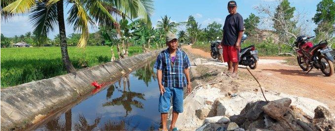 Petani di Bangka Selatan Gotong Royong Isi Karung dengan Pasir untuk Bikin Tanggul Darurat