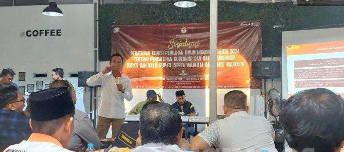 Pemilihan kepala daerah merupakan momen penting dalam sistem demokrasi di Indonesia. Hal ini tidak hanya melibatkan masyarakat dalam menentukan pemimpin, tetapi juga memerlukan berbagai persyaratan yang harus dipenuhi oleh para calon. Di Bangka Selatan, Komisi Pemilihan Umum (KPU) menjadi lembaga yang bertanggung jawab untuk mengatur dan memastikan proses pencalonan ini berjalan sesuai dengan ketentuan yang berlaku. Dalam artikel ini, kita akan membahas secara mendalam syarat pencalonan Bupati dan Wakil Bupati di Bangka Selatan, termasuk aspek administratif, kualifikasi, serta tahapan yang harus dilalui oleh para calon. 1. Syarat Administratif Pencalonan Syarat administratif merupakan langkah awal yang harus dipenuhi oleh calon Bupati dan Wakil Bupati. KPU Bangka Selatan menjelaskan bahwa syarat ini meliputi pengumpulan dokumen-dokumen seperti formulir pendaftaran, KTP, serta surat pernyataan yang menegaskan kesediaan untuk mencalonkan diri. Proses pendaftaran biasanya dibuka dalam periode tertentu, dan calon harus memastikan semua dokumen diserahkan dalam waktu yang ditentukan. Selain itu, calon juga diharuskan menyertakan dokumen pendukung seperti bukti pembayaran biaya pendaftaran dan surat rekomendasi dari partai politik jika mereka mencalonkan diri melalui jalur partai. Salah satu aspek krusial dalam syarat administratif adalah keabsahan dokumen. KPU akan melakukan verifikasi untuk memastikan bahwa semua dokumen yang diajukan tidak hanya lengkap tetapi juga valid. Jika terdapat dokumen yang tidak memenuhi syarat, calon diminta untuk memperbaikinya dalam waktu yang telah ditentukan. KPU juga menekankan pentingnya transparansi dalam proses ini. Semua dokumen yang telah diserahkan akan dipublikasikan agar masyarakat dapat mengawasi dan mengetahui siapa saja calon yang akan berlaga dalam pemilihan. Hal ini bertujuan untuk menciptakan kepercayaan publik terhadap proses demokrasi. 2. Kualifikasi Calon Bupati dan Wakil Bupati Setiap calon Bupati dan Wakil Bupati diharuskan memenuhi kualifikasi tertentu yang telah ditetapkan oleh Undang-Undang dan peraturan KPU. Kualifikasi ini meliputi syarat usia, pendidikan, serta pengalaman dalam pemerintahan atau bidang lain yang relevan. Menurut ketentuan, calon Bupati minimal berusia 30 tahun dan calon Wakil Bupati minimal berusia 25 tahun. Pendidikan minimal yang harus dimiliki adalah gelar sarjana atau setara, sehingga calon diharapkan memiliki pemahaman yang cukup mengenai kebijakan publik. Pengalaman juga menjadi salah satu faktor penting. Calon yang memiliki pengalaman dalam bidang pemerintahan, baik itu sebagai pejabat publik atau di organisasi masyarakat, akan lebih diutamakan. Hal ini karena pengalaman tersebut akan membantu calon dalam menjalankan tugasnya jika terpilih nantinya. Selain itu, calon juga tidak boleh tercatat sebagai mantan narapidana kasus korupsi atau kejahatan berat lainnya. KPU Bangka Selatan menegaskan bahwa integritas menjadi syarat utama yang harus dimiliki oleh setiap calon agar dapat memimpin dengan baik dan menerapkan kebijakan yang pro rakyat. 3. Proses Verifikasi dan Penetapan Calon Setelah semua syarat administratif dan kualifikasi terpenuhi, KPU akan melakukan proses verifikasi. Proses ini bertujuan untuk memastikan bahwa semua data dan informasi yang disampaikan oleh calon adalah akurat dan tidak ada yang disembunyikan. Tim verifikasi KPU akan melakukan pengecekan terhadap semua dokumen dan data yang diserahkan. Jika diperlukan, KPU akan melakukan wawancara atau klarifikasi dengan calon untuk mendapatkan gambaran yang lebih jelas mengenai latar belakang dan visi misi mereka. Setelah proses verifikasi selesai, KPU akan mengumumkan hasil verifikasi dan menetapkan calon Bupati dan Wakil Bupati yang memenuhi syarat. Penetapan ini biasanya diikuti dengan pengumuman kepada publik melalui media massa, sehingga masyarakat dapat mengetahui siapa saja yang akan berlaga dalam pemilihan. KPU juga akan menyediakan ruang bagi masyarakat untuk memberikan masukan atau tanggapan mengenai calon yang telah ditetapkan. Hal ini penting untuk menjaga transparansi dan memberi kesempatan kepada masyarakat untuk terlibat aktif dalam proses demokrasi. 4. Tahapan Kampanye dan Pemilihan Setelah calon ditetapkan, tahapan berikutnya adalah kampanye. Kampanye merupakan kesempatan bagi calon untuk memperkenalkan diri dan visi misi mereka kepada masyarakat. KPU Bangka Selatan menetapkan aturan yang ketat terkait kampanye, mulai dari waktu pelaksanaan hingga cara-cara yang diperbolehkan dalam berkomunikasi dengan pemilih. Calon diharuskan mengikuti aturan yang telah ditetapkan, seperti larangan melakukan kampanye hitam atau menyebarkan informasi yang tidak benar mengenai calon lain. KPU juga mendorong penggunaan media sosial sebagai sarana kampanye yang efektif namun tetap harus menjunjung tinggi etika dalam berkomunikasi. Setelah masa kampanye berakhir, pemilih akan melaksanakan hak suara mereka pada hari pemilihan. KPU berperan dalam memastikan bahwa proses pemungutan suara berjalan lancar dan transparan. Mereka juga bertanggung jawab atas rekapitulasi hasil suara yang akan diumumkan kepada publik. KPU Bangka Selatan berkomitmen untuk menciptakan pemilihan yang adil dan demokratis, sehingga setiap suara pemilih dapat dihargai dan setiap calon memiliki kesempatan yang sama untuk meraih dukungan masyarakat.