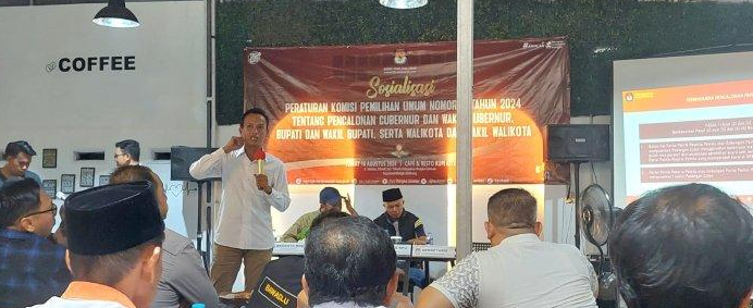 Komisi Pemilihan Umum (KPU) Kabupaten Bangka Selatan telah merilis syarat-syarat pencalonan bagi Bupati dan Wakil Bupati dalam pemilihan yang akan datang. Proses ini merupakan langkah penting dalam memastikan bahwa calon yang diusung memiliki legitimasi dan kualifikasi yang memadai. Dengan mempertimbangkan aspek hukum, pengalaman, dan integritas, KPU berupaya untuk menciptakan pemilihan yang transparan dan akuntabel. Artikel ini akan membahas syarat-syarat pencalonan tersebut secara rinci, serta memberikan pemahaman yang lebih dalam tentang proses pencalonan di Bangka Selatan. 1. Dasar Hukum Pencalonan Proses pencalonan Bupati dan Wakil Bupati di Kabupaten Bangka Selatan mengacu pada berbagai peraturan perundang-undangan yang berlaku, baik di tingkat nasional maupun daerah. Terutama, Undang-Undang Nomor 10 Tahun 2016 tentang Pemilihan Kepala Daerah (Pilkada) menjadi acuan utama. Dalam aturan ini, diatur mengenai syarat-syarat, proses pengajuan, dan mekanisme pemilihan yang harus dipatuhi oleh para calon. Salah satu aspek penting dalam dasar hukum pencalonan adalah kejelasan mengenai syarat usia minimal. Calon Bupati dan Wakil Bupati harus berusia paling rendah 30 tahun pada saat mendaftar. Hal ini bertujuan untuk memastikan bahwa calon memiliki cukup pengalaman dan kedewasaan dalam menjalankan roda pemerintahan. Selain itu, calon juga harus berstatus sebagai Warga Negara Indonesia dan telah berdomisili di wilayah yang akan dipimpin. Selain itu, calon harus memenuhi syarat pendidikan minimal yang ditetapkan, yaitu memiliki ijazah sekurang-kurangnya setara dengan pendidikan menengah atas. Hal ini menunjukkan pentingnya pendidikan dalam memimpin suatu daerah. Calon juga harus bebas dari status terpidana, yang diatur dalam Pasal 7 UU Pilkada. Aturan ini bertujuan untuk menjaga integritas dan kepercayaan publik terhadap calon yang diusung. Penting juga untuk mencatat bahwa syarat pencalonan dapat berbeda-beda antar daerah, tergantung pada peraturan yang dikeluarkan oleh KPU setempat. Oleh karena itu, calon yang ingin mendaftar di Bangka Selatan harus memastikan bahwa mereka memahami dan memenuhi semua syarat yang ditetapkan oleh KPU daerah setempat. 2. Proses Pendaftaran Calon Setelah memenuhi syarat-syarat yang telah ditentukan, calon Bupati dan Wakil Bupati dapat melakukan proses pendaftaran kepada KPU Kabupaten Bangka Selatan. Proses pendaftaran ini biasanya dilakukan dalam waktu yang telah ditentukan oleh KPU dan diumumkan melalui berbagai saluran informasi, termasuk media sosial dan situs resmi KPU. Pada tahap ini, calon diwajibkan untuk mengisi formulir pendaftaran dan melengkapi dokumen-dokumen yang diperlukan, seperti fotokopi KTP, ijazah, dan surat keterangan catatan kepolisian. Calon juga perlu menyertakan surat pernyataan yang menyatakan bahwa mereka tidak sedang dalam masa tahanan atau terpidana. Proses ini dilakukan untuk memastikan bahwa semua informasi yang diberikan adalah akurat dan sesuai dengan fakta. Setelah semua dokumen diajukan, KPU akan melakukan verifikasi terhadap kelengkapan dan keabsahan dokumen tersebut. Jika terdapat kekurangan atau ketidakakuratan, calon akan diberikan waktu untuk memperbaiki dan melengkapi dokumen yang diperlukan. Proses verifikasi ini penting untuk menjaga integritas pemilihan dan memastikan bahwa calon yang terpilih benar-benar memenuhi syarat yang ditetapkan. Selain itu, KPU juga akan melakukan pengumuman mengenai calon yang telah memenuhi syarat dan berhak untuk maju dalam pemilihan. Dengan demikian, masyarakat dapat mengetahui siapa saja yang akan bersaing dalam pemilihan Bupati dan Wakil Bupati di Kabupaten Bangka Selatan. 3. Dukungan dari Partai Politik Salah satu syarat penting dalam pencalonan Bupati dan Wakil Bupati di Kabupaten Bangka Selatan adalah dukungan dari partai politik. Calon yang ingin mendaftar harus mendapatkan rekomendasi dari satu atau lebih partai politik yang memiliki kursi di Dewan Perwakilan Rakyat Daerah (DPRD). Hal ini bertujuan untuk memastikan bahwa calon memiliki basis dukungan yang kuat dan legitimasi politik. Proses mendapatkan dukungan dari partai politik biasanya melibatkan serangkaian pertemuan dan negosiasi. Calon perlu menyampaikan visi, misi, dan program kerja yang mereka tawarkan untuk memajukan Kabupaten Bangka Selatan. Dukungan dari partai politik tidak hanya memberikan legitimasi, tetapi juga akses ke jaringan politik yang lebih luas, sehingga calon dapat melakukan kampanye secara lebih efektif. Setelah mendapatkan rekomendasi, calon diharuskan untuk menyerahkan dokumen dukungan tersebut kepada KPU sebagai bagian dari proses pendaftaran. Hal ini menjadi salah satu syarat administratif yang harus dipenuhi. KPU akan melakukan verifikasi terhadap keabsahan dokumen dukungan tersebut untuk memastikan bahwa calon yang mendaftar memang benar-benar mendapatkan dukungan dari partai yang bersangkutan. Dukungan dari partai politik juga sering kali menjadi indikator awal mengenai kekuatan calon di lapangan. Calon yang didukung oleh partai besar biasanya memiliki peluang yang lebih baik untuk memenangkan pemilihan, karena mereka memiliki akses ke sumber daya, jaringan, dan pengalaman kampanye yang lebih baik. 4. Tantangan dan Peluang dalam Pencalonan Tantangan dalam proses pencalonan Bupati dan Wakil Bupati di Kabupaten Bangka Selatan tidak sedikit. Salah satu tantangan terbesar adalah persaingan yang ketat antar calon. Mengingat bahwa pemilihan ini adalah momen penting bagi masyarakat, banyak calon yang berlomba-lomba untuk mendapatkan dukungan dan suara dari pemilih. Selain itu, calon juga harus menghadapi masalah berkaitan dengan transparansi dan akuntabilitas. Masyarakat semakin kritis dalam menilai calon pemimpin, dan calon yang tidak mampu menunjukkan rekam jejak yang baik akan sulit untuk mendapatkan kepercayaan publik. Oleh karena itu, calon perlu melakukan pendekatan yang lebih aktif dengan masyarakat, menyampaikan visi misi yang jelas, dan terbuka terhadap kritik serta saran. Namun, di balik tantangan tersebut, terdapat juga peluang yang bisa dimanfaatkan oleh calon. Dengan semakin berkembangnya teknologi dan media sosial, calon kini memiliki akses yang lebih mudah untuk menjangkau pemilih. Kampanye melalui platform digital memungkinkan calon untuk menyampaikan pesan mereka secara langsung kepada masyarakat tanpa melalui saluran tradisional yang mungkin lebih lambat dan terbatas. Kemampuan untuk beradaptasi dengan perubahan zaman dan memanfaatkan teknologi akan menjadi kunci bagi calon dalam memenangkan hati pemilih. Selain itu, calon juga perlu menunjukkan komitmen terhadap isu-isu lokal yang dihadapi oleh masyarakat, seperti pendidikan, kesehatan, dan infrastruktur, untuk memenangkan dukungan. Dengan persiapan yang matang dan pemahaman yang mendalam mengenai syarat dan proses pencalonan, calon Bupati dan Wakil Bupati di Kabupaten Bangka Selatan dapat memanfaatkan peluang yang ada untuk meraih kemenangan dalam pemilihan yang akan datang.