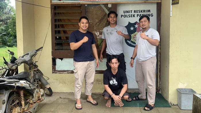 Kejahatan kekerasan, terutama dalam konteks keluarga atau hubungan dekat, selalu meninggalkan luka mendalam baik secara fisik maupun emosional. Baru-baru ini, masyarakat Bangka dikejutkan dengan kasus penganiayaan yang melibatkan sepupu sebuah keluarga. Pelaku yang melakukan penganiayaan tersebut berhasil dikejar oleh pihak kepolisian setelah buron selama dua bulan. Artikel ini akan membahas detail mengenai kasus tersebut, dari latar belakang kejadian hingga proses penangkapan pelaku. Dengan demikian, diharapkan informasi ini dapat memberikan pemahaman yang lebih baik tentang dinamika kekerasan dalam lingkungan keluarga serta upaya penegakan hukum yang dilakukan. 1. Latar Belakang Kasus Penganiayaan Penganiayaan yang terjadi di Bangka ini bermula dari konflik internal yang melibatkan sepupu. Dalam banyak kasus, konflik antar anggota keluarga sering kali berakar dari masalah yang sepele, namun bisa berkembang menjadi tindakan kekerasan yang serius. Menurut keterangan yang dihimpun, penganiayaan ini dilatarbelakangi oleh perselisihan yang terjadi dalam konteks ekonomi dan kepemilikan barang. Hal ini mencerminkan betapa lemahnya komunikasi dan pengelolaan konflik dalam keluarga, yang dapat berujung pada tindakan yang sangat merugikan. Penganiayaan ini terjadi pada bulan Agustus lalu, ketika korban mengalami serangan fisik yang cukup berat, menyebabkan luka-luka serius. Kejadian tersebut mengundang perhatian publik karena bukan hanya menyangkut tindakan kriminal, tetapi juga menyentuh isu kekeluargaan yang seharusnya menjadi tempat perlindungan dan keamanan bagi setiap individu. Dalam konteks ini, masyarakat perlu menyadari bahwa kekerasan dalam keluarga bukanlah hal yang bisa dianggap remeh. Penyelesaian konflik secara damai dan komunikasi yang baik merupakan kunci untuk mencegah konflik yang berujung pada kekerasan. Pihak kepolisian segera melakukan penyelidikan setelah menerima laporan dari korban. Namun, pelaku berhasil melarikan diri dan menjadi buron selama dua bulan. Selama periode ini, berbagai upaya dilakukan oleh pihak kepolisian, termasuk pengumpulan informasi dari masyarakat sekitar dan pengecekan terhadap kemungkinan tempat persembunyian pelaku. Proses ini menunjukkan betapa seriusnya pihak berwenang dalam menanggapi kasus kekerasan, terutama yang melibatkan hubungan keluarga. 2. Upaya Polisi dalam Penangkapan Pelaku Setelah pelaku dikabarkan menghilang, pihak kepolisian tidak tinggal diam. Mereka menggalang berbagai sumber daya untuk menindaklanjuti kasus ini. Tim khusus dibentuk untuk menangani kasus penganiayaan ini, dengan menggunakan teknologi dan intelijen untuk melacak keberadaan pelaku. Berita tentang pelaku yang buron juga disebarluaskan melalui media lokal dan sosial, dengan harapan masyarakat dapat memberikan informasi jika melihat pelaku. Salah satu strategi yang digunakan polisi adalah melakukan pendekatan kepada keluarga dan teman-teman pelaku. Mereka mencari tahu tentang kebiasaan dan tempat-tempat yang sering dikunjungi oleh pelaku. Kehadiran pihak kepolisian di berbagai lokasi yang dicurigai sebagai tempat persembunyian juga dilakukan. Strategi ini membuahkan hasil ketika pada bulan Oktober, petugas mendapatkan informasi mengenai keberadaan pelaku di salah satu daerah terpencil di Bangka. Penangkapan pelaku dilakukan dengan sangat hati-hati untuk menghindari kemungkinan pelaku melawan atau melarikan diri lagi. Dalam operasi yang dilakukan, polisi berhasil menangkap pelaku tanpa perlawanan. Penangkapan ini bukan hanya langkah penting dalam menegakkan hukum, tetapi juga menunjukkan kepada masyarakat bahwa tindakan kriminal, terutama penganiayaan, tidak akan ditoleransi. Keberhasilan polisi dalam menangkap pelaku setelah dua bulan buron menjadi contoh bagi penegakan hukum yang tegas. Setelah penangkapan, pelaku dibawa ke kantor polisi untuk diinterogasi lebih lanjut. Proses ini bertujuan untuk mendapatkan informasi lebih mendalam mengenai kejadian yang sebenarnya dan untuk mengeksplorasi apakah ada pihak lain yang terlibat dalam kasus ini. Penangkapan pelaku juga merupakan langkah awal dalam memberikan keadilan bagi korban dan mengembalikan kepercayaan masyarakat terhadap institusi penegak hukum. 3. Dampak Sosial dan Psikologis bagi Korban Penganiayaan yang dialami oleh korban tentunya meninggalkan dampak yang sangat signifikan, baik secara fisik maupun psikologis. Luka fisik yang dialami oleh korban sering kali menjadi perhatian utama dalam kasus-kasus penganiayaan. Namun, dampak psikologis sering kali diabaikan, meskipun tidak kalah pentingnya. Korban penganiayaan umumnya mengalami trauma yang mendalam, yang dapat mempengaruhi kualitas hidup mereka secara keseluruhan. Dari sudut pandang medis, luka-luka yang diderita korban memerlukan perawatan yang tepat dan mungkin juga membutuhkan waktu yang lama untuk sembuh. Dalam banyak kasus, korban penganiayaan harus menjalani fisioterapi dan perawatan psikologis untuk membantu proses penyembuhan. Selain itu, mereka juga mungkin mengalami ketakutan dan kecemasan yang berkepanjangan, yang dapat mengganggu aktivitas sehari-hari mereka. Secara psikologis, korban penganiayaan sering kali mengalami perasaan malu, bersalah, dan bahkan depresi. Rasa percaya diri mereka bisa hancur, dan mereka mungkin merasa terasing dari lingkungan sosial. Oleh karena itu, dukungan dari keluarga dan teman-teman sangat penting dalam proses pemulihan mereka. Dalam beberapa kasus, korban mungkin juga memerlukan bantuan profesional, seperti psikolog atau konselor, untuk membantu mereka mengatasi trauma yang dialami. Berdasarkan hasil survei, banyak korban penganiayaan yang merasa kesulitan untuk kembali menjalani kehidupan normal setelah mengalami kekerasan. Mereka sering kali mengalami kesulitan dalam berhubungan sosial atau membangun hubungan baru. Di sinilah peran masyarakat menjadi sangat penting. Kesadaran dan kepedulian terhadap korban kekerasan akan menciptakan lingkungan yang lebih aman dan mendukung bagi mereka untuk pulih. Penting untuk ditunjukkan bahwa penegakan hukum yang tegas terhadap pelaku penganiayaan berperan besar dalam memberikan rasa aman bagi korban dan masyarakat pada umumnya. Ketika pelaku diadili dan dihukum, hal ini dapat memberikan kontribusi positif terhadap proses penyembuhan korban dan membantu mereka untuk kembali mempercayai orang lain. 4. Peran Masyarakat dalam Mencegah Tindak Kekerasan Mencegah tindak kekerasan dalam keluarga adalah tanggung jawab kita bersama sebagai masyarakat. Masyarakat memiliki peran yang sangat penting dalam menciptakan lingkungan yang aman dan nyaman bagi setiap individu. Salah satu cara untuk mencegah kekerasan adalah dengan meningkatkan kesadaran tentang tanda-tanda awal konflik dan kekerasan. Pendidikan dan penyuluhan tentang cara mengatasi konflik secara damai sangat diperlukan untuk mengedukasi masyarakat. Komunikasi yang baik dalam keluarga juga merupakan faktor penting dalam pencegahan kekerasan. Keluarga yang terbuka dan saling mendukung cenderung memiliki hubungan yang lebih harmonis, yang dapat mengurangi potensi terjadinya konflik. Selain itu, program-program komunitas yang bertujuan untuk meningkatkan keterampilan komunikasi dan resolusi konflik harus didorong. Ini dapat menciptakan suasana saling menghargai dan memahami antar anggota masyarakat. Selain itu, masyarakat juga harus aktif dalam melaporkan tindak kekerasan jika mereka menyaksikannya. Banyak orang merasa takut atau enggan untuk melapor karena alasan privasi atau takut akan balas dendam dari pelaku. Namun, peran serta masyarakat sangat penting dalam memberikan dukungan kepada korban dan memastikan bahwa pelaku dihadapkan pada hukum. Dengan melaporkan kasus-kasus kekerasan, masyarakat berkontribusi dalam upaya pencegahan dan penegakan hukum. Dukungan bagi korban penganiayaan juga harus ditingkatkan, baik dari segi emosional maupun finansial. Masyarakat bisa membentuk kelompok dukungan bagi korban, yang dapat memberikan bimbingan dan bantuan praktis. Dengan cara ini, masyarakat berperan aktif dalam menciptakan lingkungan yang aman dan mendukung bagi setiap individu, serta membantu memulihkan kepercayaan diri korban.