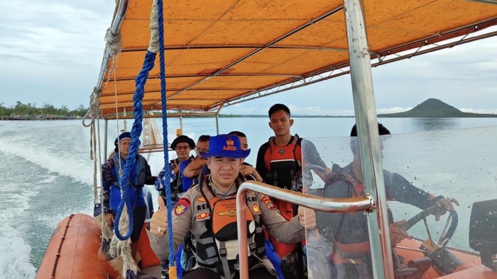 Pada tanggal yang tidak dapat dilupakan, perairan di sekitar Bangka menjadi saksi bisu dari sebuah insiden tragis yang melibatkan perahu nelayan. Gelombang besar yang menggulung perahu nelayan tersebut telah menyebabkan tiga anak buah kapal (ABK) dilaporkan hilang. Kejadian ini bukan hanya menimbulkan rasa duka dan kehilangan, tetapi juga memperlihatkan betapa rentannya keselamatan para nelayan di tengah tantangan alam yang sering kali tak terduga. Dalam artikel ini, kita akan menggali lebih dalam mengenai peristiwa tersebut, dampak yang ditimbulkan, serta langkah-langkah yang diambil oleh pihak berwenang untuk mencari para ABK yang hilang. 1. Latar Belakang Peristiwa Kejadian tragis ini bermula ketika sekelompok nelayan berangkat untuk melaut di perairan Bangka, yang dikenal dengan keindahan alamnya namun juga memiliki potensi bahaya yang tidak boleh diabaikan. Para nelayan biasanya pergi di pagi hari, mencari tangkapan ikan yang bisa menopang kehidupan mereka dan keluarga. Namun, cuaca yang berubah-ubah dan ombak yang besar sering kali menjadi ancaman serius bagi keselamatan mereka. Perahu nelayan yang terlibat dalam insiden ini adalah salah satu dari banyak perahu yang beroperasi di wilayah ini. Dengan kondisi cuaca yang tidak menentu, para nelayan seharusnya lebih waspada. Namun, banyak dari mereka yang terpaksa tetap melaut demi memenuhi kebutuhan sehari-hari. Dalam kasus ini, perahu tersebut digulung oleh ombak yang sangat besar, menyebabkan kerusakan yang signifikan dan menjadikan tiga ABK hilang tanpa jejak. Pengalaman yang dialami oleh nelayan di Bangka tidaklah asing. Banyak dari mereka telah menghadapi situasi serupa, namun insiden ini menjadi sorotan karena jumlah ABK yang hilang. Masyarakat dan keluarga dari para nelayan ini merasakan kecemasan yang mendalam, menunggu kabar terbaru dari pihak berwenang tentang pencarian yang dilakukan. Akibatnya, perhatian masyarakat luas tertuju pada peristiwa ini, mengingat pentingnya keselamatan di laut. 2. Proses Pencarian ABK yang Hilang Setelah kejadian tersebut, pihak berwenang segera meluncurkan operasi pencarian untuk menemukan tiga ABK yang dilaporkan hilang. Tim pencarian yang terdiri dari aparat keamanan, nelayan lokal, dan relawan berusaha keras melakukan penyisiran di area perairan tempat insiden terjadi. Mereka menggunakan berbagai metode, termasuk penyelaman, penggunaan kapal patroli, dan pengamatan dari udara dengan helikopter. Cuaca yang tidak bersahabat menjadi tantangan tersendiri dalam proses pencarian. Ombak yang masih cukup besar dan angin kencang membuat upaya pencarian menjadi lebih sulit dan berisiko. Tim pencarian harus melakukan koordinasi yang baik, memastikan bahwa mereka tidak hanya mencari dengan efisien tetapi juga menjaga keselamatan masing-masing anggota dalam tim. Selain itu, pihak berwenang berkoordinasi dengan keluarga para ABK yang hilang, memberikan informasi terbaru dan mendukung mereka selama masa-masa sulit ini. Pada saat yang sama, mereka juga melakukan evaluasi terhadap prosedur keselamatan yang ada, untuk mencegah terulangnya insiden serupa di masa depan. Keluarga dari para ABK yang hilang tidak hanya menunggu dengan penuh harapan, tetapi juga berdoa agar anggota keluarga mereka dapat ditemukan dengan selamat. Komunitas nelayan di Bangka berbondong-bondong memberikan dukungan moral dan material kepada keluarga yang terdampak, menunjukkan betapa pentingnya solidaritas di antara mereka. 3. Dampak Sosial dan Ekonomi Insiden ini tidak hanya berdampak pada keluarga dari ABK yang hilang, tetapi juga berimbas pada masyarakat nelayan di Bangka secara keseluruhan. Banyak nelayan yang merasa cemas untuk melaut, yang pada gilirannya berdampak pada pendapatan mereka. Ketidakpastian mengenai keselamatan di laut membuat banyak nelayan berpikir dua kali sebelum melanjutkan aktivitas mereka, mengingat risiko yang mungkin mereka hadapi. Dari sudut pandang ekonomi, sektor perikanan di Bangka merupakan salah satu penyokong utama pendapatan masyarakat. Jika nelayan merasa tidak aman untuk melaut, maka akan ada penurunan hasil tangkapan yang berpotensi mengganggu ketahanan ekonomi lokal. Hal ini dapat menyebabkan krisis yang lebih besar, di mana tidak hanya nelayan yang terdampak, tetapi juga para pedagang, pengepul, dan pekerja lain yang bergantung pada industri perikanan. Dampak sosial juga sangat terasa. Komunitas nelayan yang biasanya solid kini dibayangi oleh ketakutan dan kehilangan. Rasa kebersamaan yang biasanya terjalin di antara mereka mulai retak karena kekhawatiran atas keselamatan. Masyarakat setempat pun mulai menggalang diskusi mengenai pentingnya keselamatan di laut, dan perlunya penyuluhan mengenai cuaca serta prosedur keselamatan saat melaut. Kejadian ini juga menarik perhatian pemerintah daerah dan organisasi non-pemerintah untuk lebih memperhatikan kondisi nelayan. Mereka merencanakan program-program yang menyasar peningkatan pelatihan keselamatan, serta penyediaan alat pelindung diri yang lebih baik untuk nelayan, agar kejadian serupa tidak terulang lagi di masa mendatang. 4. Langkah-langkah Preventif ke Depan Menanggapi insiden ini, penting bagi pihak berwenang dan masyarakat untuk bersama-sama merencanakan langkah-langkah preventif guna menjaga keselamatan nelayan di masa mendatang. Pertama, peningkatan sistem peringatan dini terkait cuaca menjadi hal yang sangat penting. Dengan informasi yang tepat waktu mengenai kondisi cuaca, nelayan dapat mengambil keputusan yang lebih baik untuk melaut atau tidak. Selanjutnya, perlu diadakan pelatihan keselamatan untuk para nelayan secara rutin. Ini termasuk latihan penggunaan peralatan keselamatan, teknik penyelamatan, dan pemahaman tentang tanda-tanda bahaya di laut. Dengan pengetahuan yang baik, diharapkan nelayan dapat mengurangi risiko saat beraktivitas di laut. Selain itu, program bantuan untuk meningkatkan infrastruktur pelabuhan dan perahu nelayan juga perlu menjadi fokus. Pemerintah dapat memberikan dukungan dalam bentuk subsidi atau bantuan teknis untuk memastikan bahwa perahu nelayan dilengkapi dengan peralatan yang memadai dan layak beroperasi di tengah gelombang besar. Akhirnya, membangun kesadaran masyarakat akan pentingnya keselamatan di laut harus menjadi investasi jangka panjang. Kampanye penyuluhan dan edukasi yang melibatkan semua elemen masyarakat dapat membantu menciptakan budaya keselamatan yang kuat di kalangan nelayan. Dengan langkah-langkah tersebut, diharapkan insiden serupa tidak akan terjadi di masa depan.